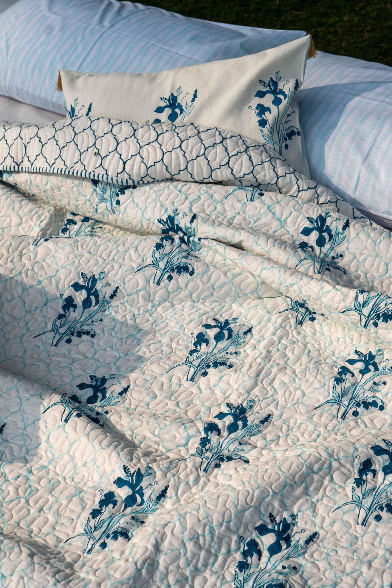 Dark and light blue ek phool mulmul quilt