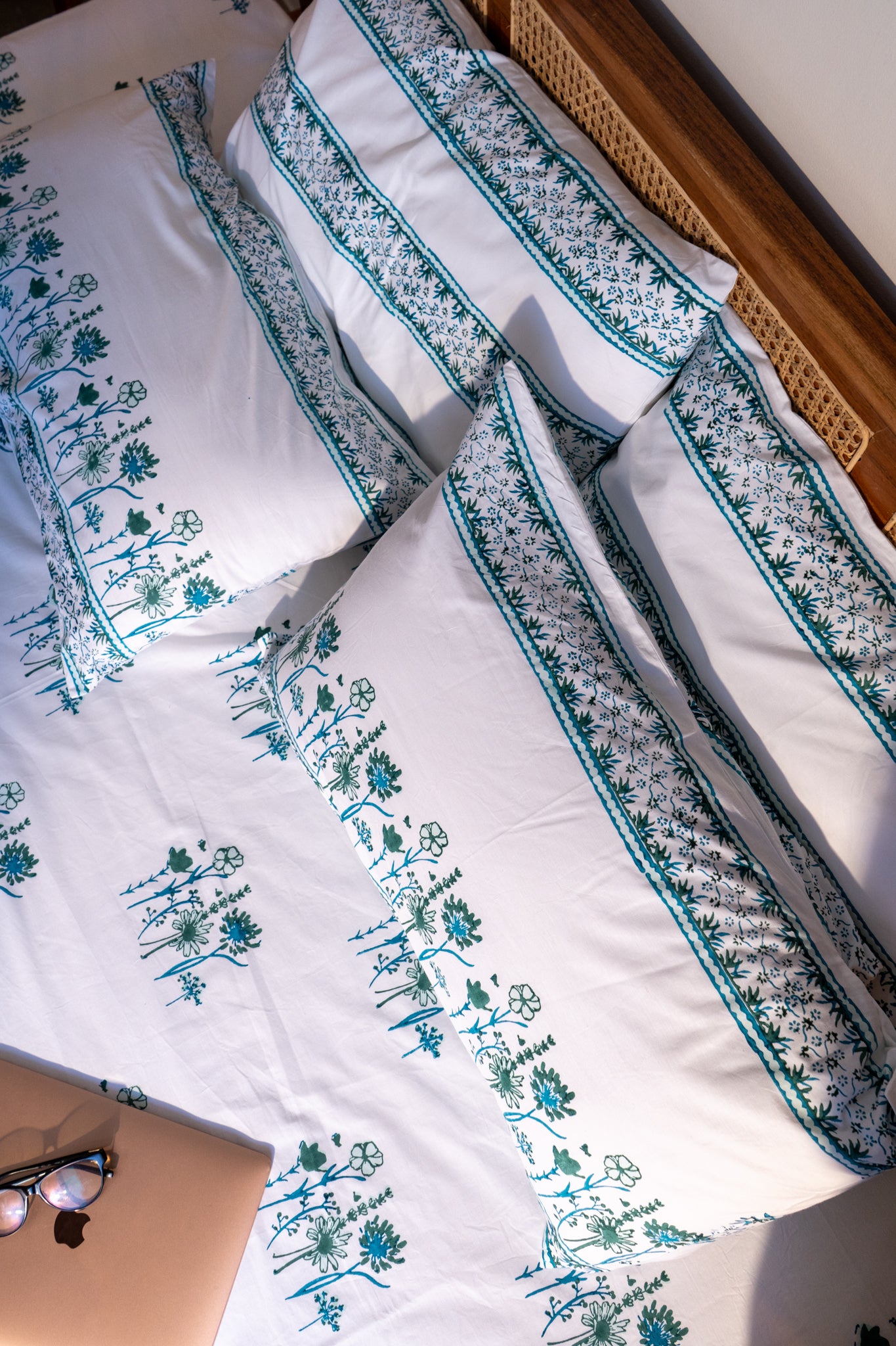 Green blue and aqua blooming flowers bedsheet set