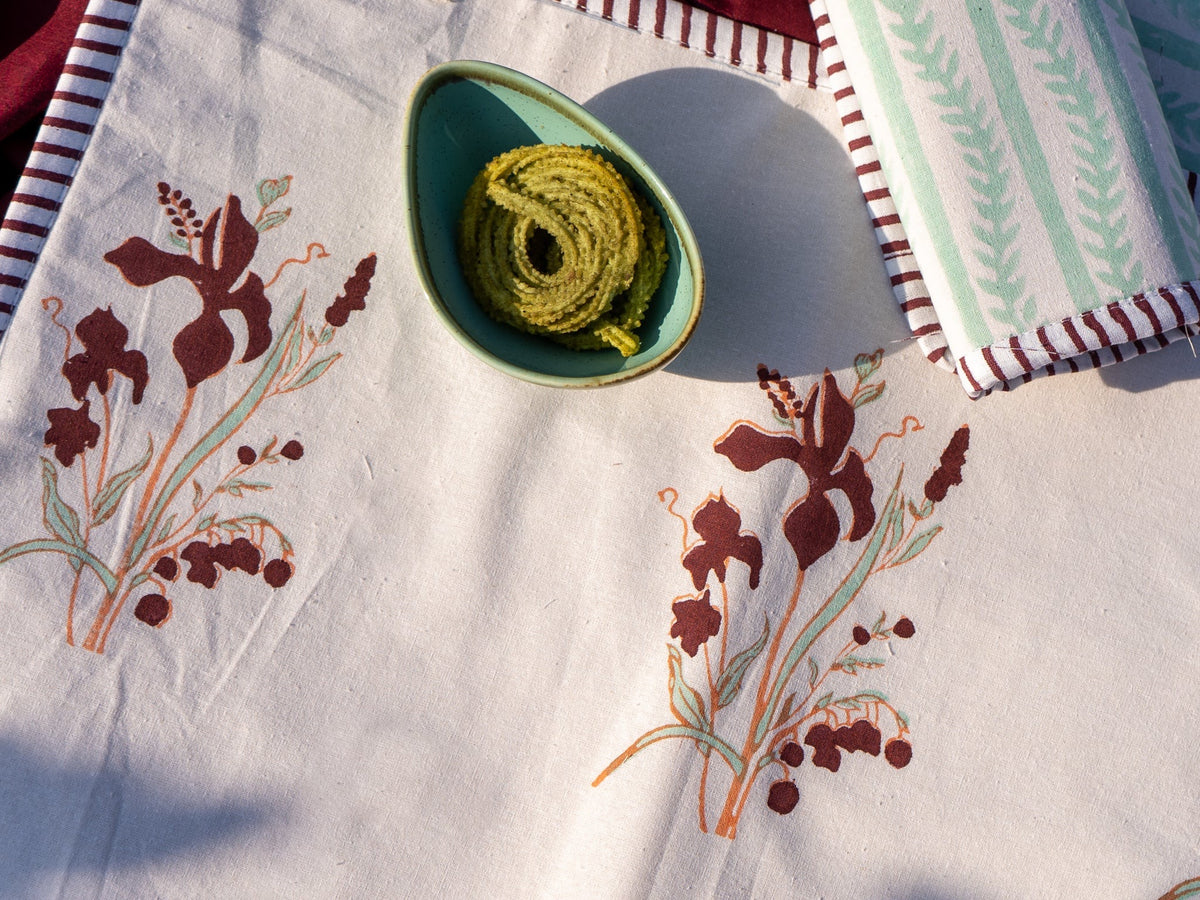 Maroon aqua ek phool table/tray mat