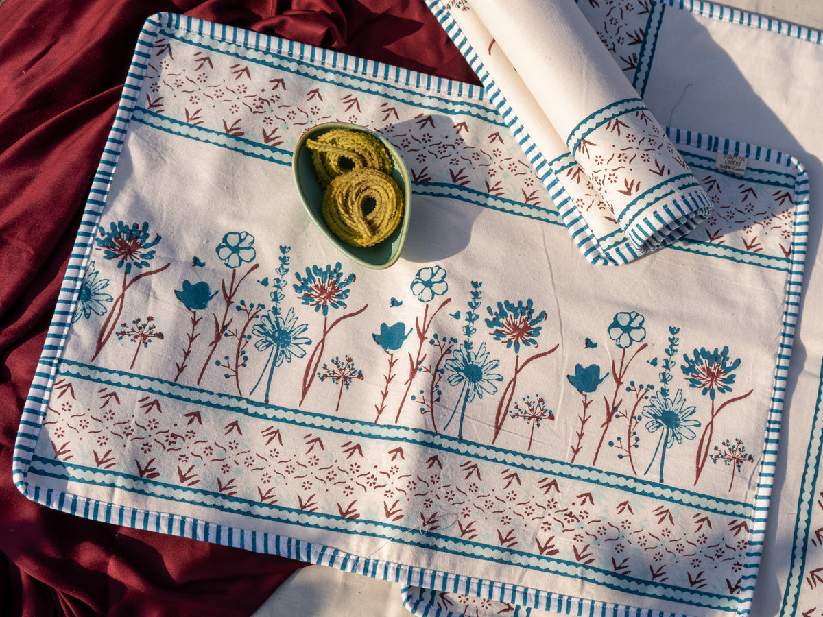 Dark light blue blooming flowers table/tray mat