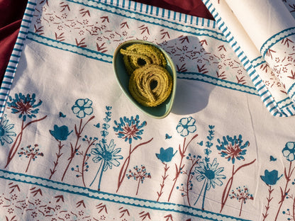 Dark light blue blooming flowers table/tray mat