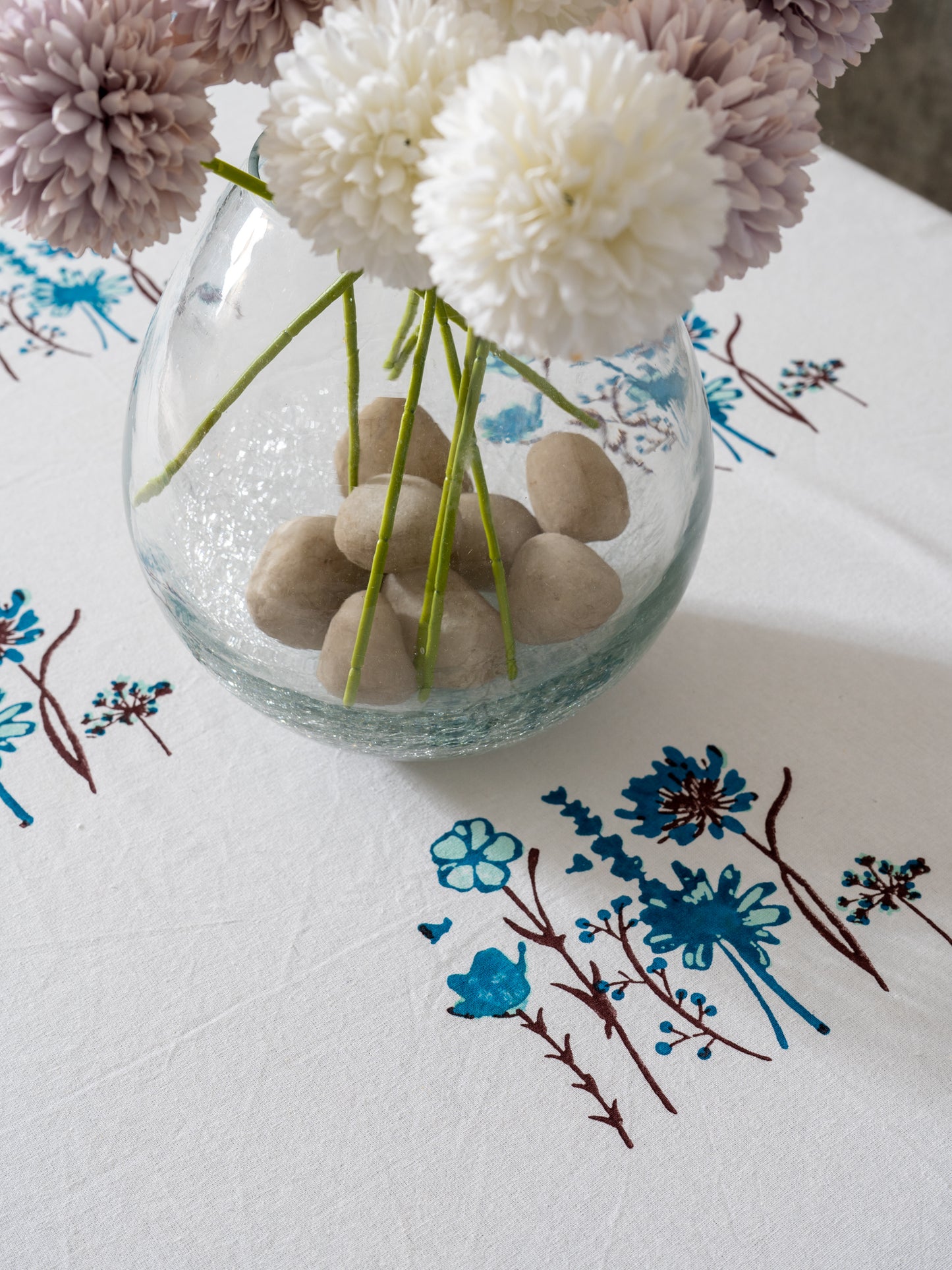 Dark light blue blooming flowers table cover